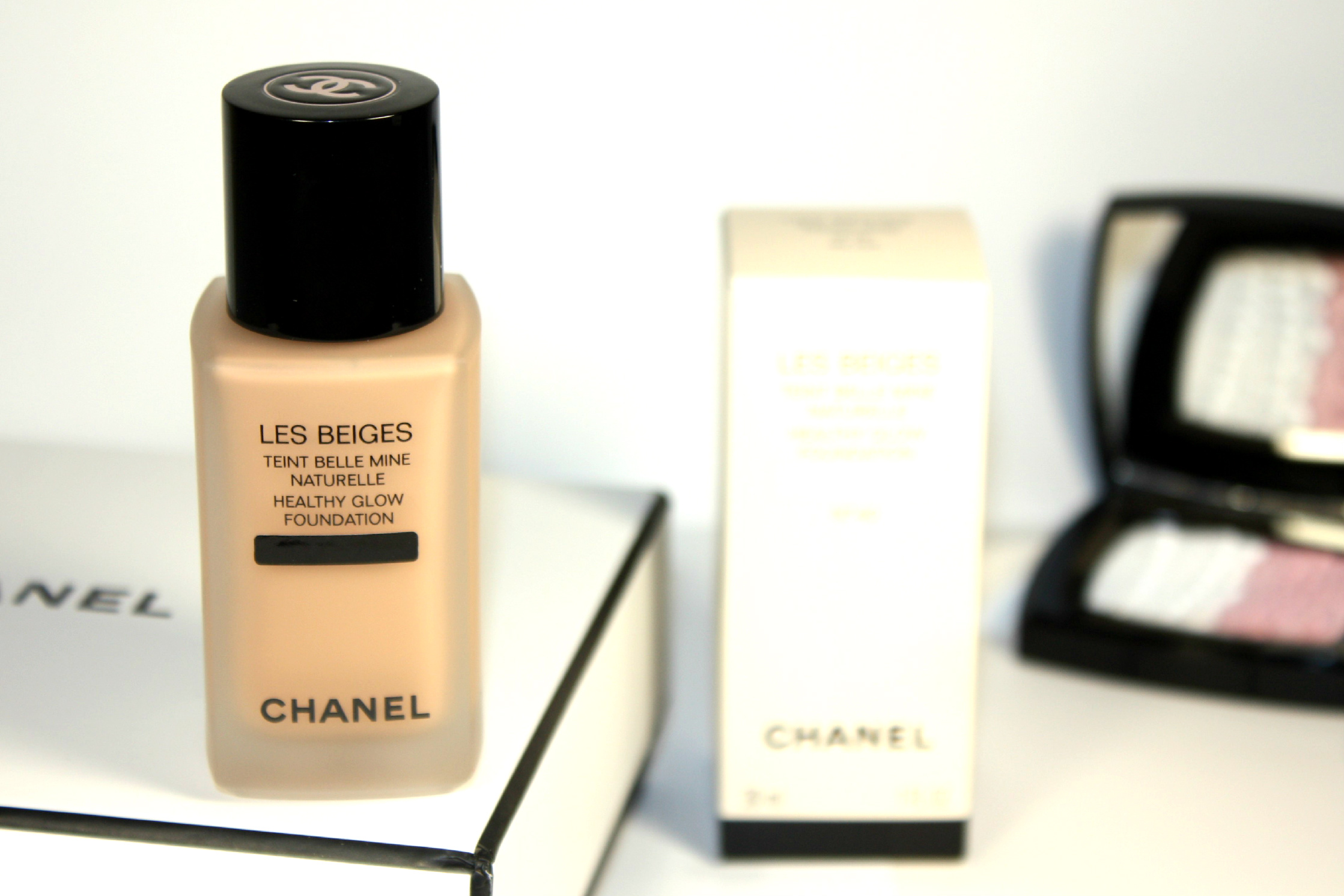 CHANEL Les Beiges Healthy Glow Foundation