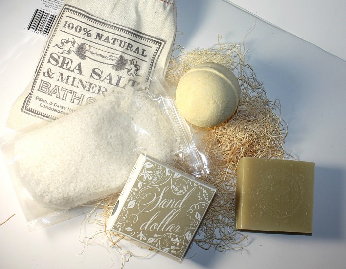 Pearl-and-Daisy Natural Soap Company-bathbomb002